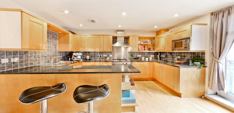 			LET  , 2 Bedroom, 2 bath, 1 reception Apartment			 Kittiwake Court.Great Dover Street , Borough/London Bridge